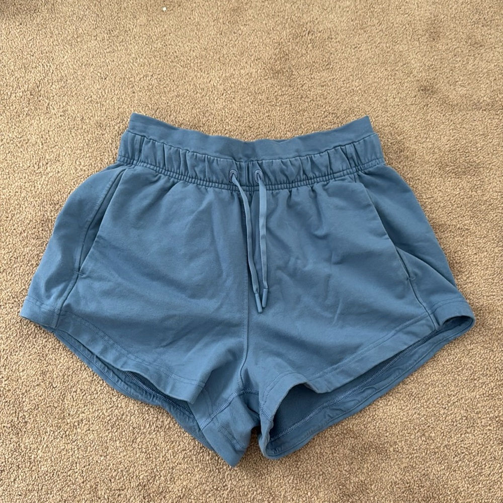 Lululemon Size 6 Soft Jersey Mid-Rise Curve-Hem Short 3”